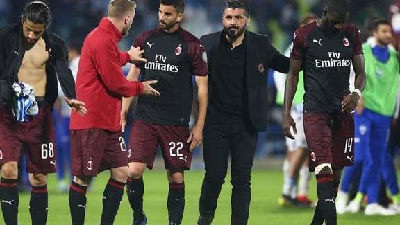 滑手扮关公成都街头玩滑板