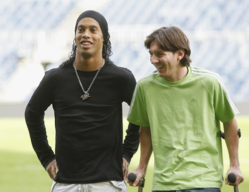 加比亚抱怨对手拖延时间，主裁：补时给了，你们想要15分钟吗