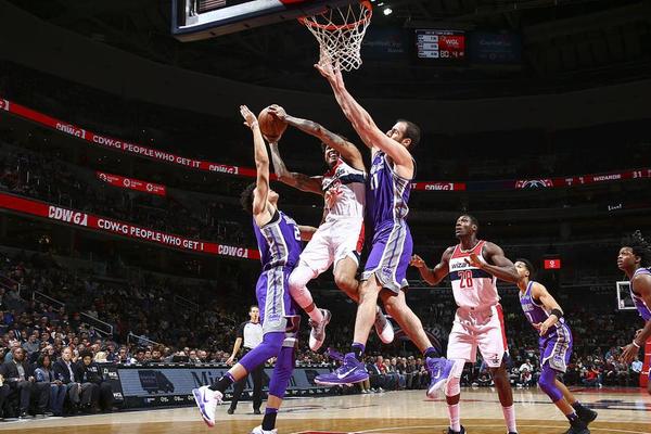 特伦斯·克劳福德因拒缴WBC制裁费被剥夺拳王头衔，引发争议，拳迷对其立场分化，争议持续。