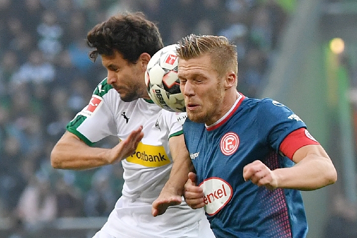 本世纪五大联赛参与百球最快TOP10：C罗70场第1，苏牙71场第2