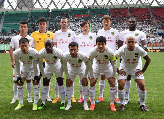 太阳报：里奇的主持人女友亮相米兰德比，透视装造型引发热议