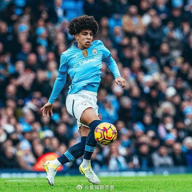 利物浦欲出售左后卫齐米卡斯，因其不愿离开安菲尔德，而其他球员面临竞争。