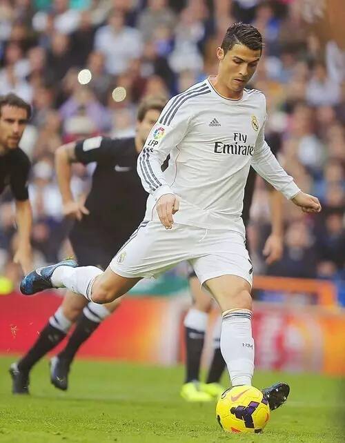 玉昆外援奥斯卡在老家开车时车辆突然起火，好在人没事